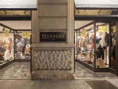 Sullo stesso isolato c�� un'altra leggenda del commercio barese: Mennone, negozio di abbigliamento del 1938, caratterizzato dal suo ampio ingresso diviso in due da una colonna